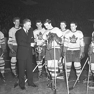 Bodnar receiving Calder Memorial Trophy in 1944