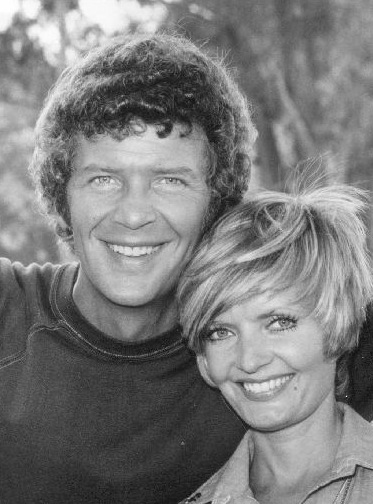 Robert Reed as Mike Brady