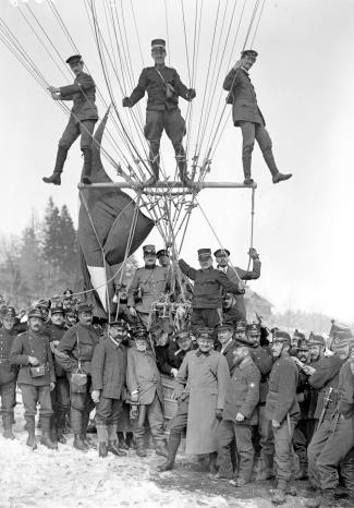 Jean Piccard (left) with his brother Auguste (right) during World War I